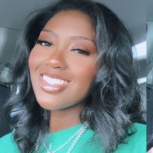 Meet your Posher, Roneya